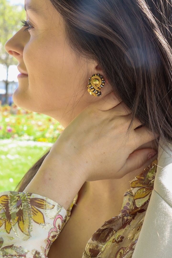 paire Boucles d'oreilles fermoir clip en perles noires et dorées détail dorée en forme infini