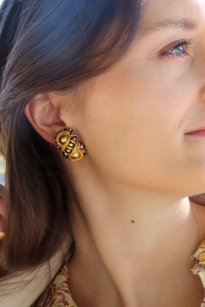 Boucles d'oreilles clip en perles noires et dorées détail dorée infini bijou fait main 