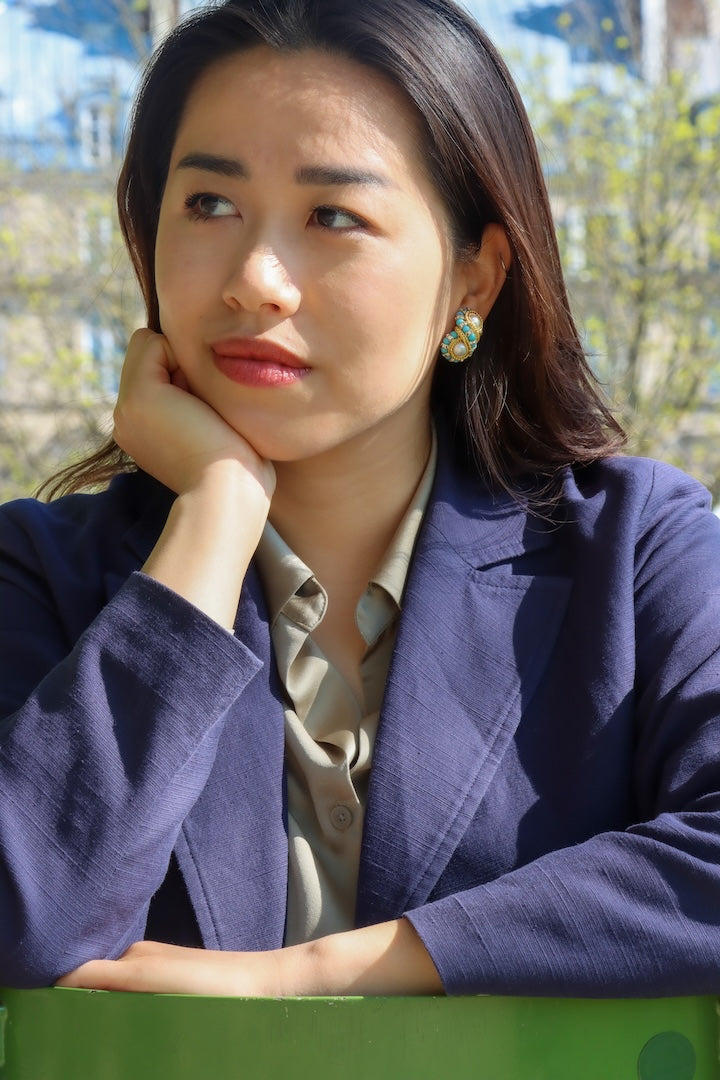 Boucles d'oreilles clip en perles bleu turquoise et blanches détail dorée infini strass Swarovski 