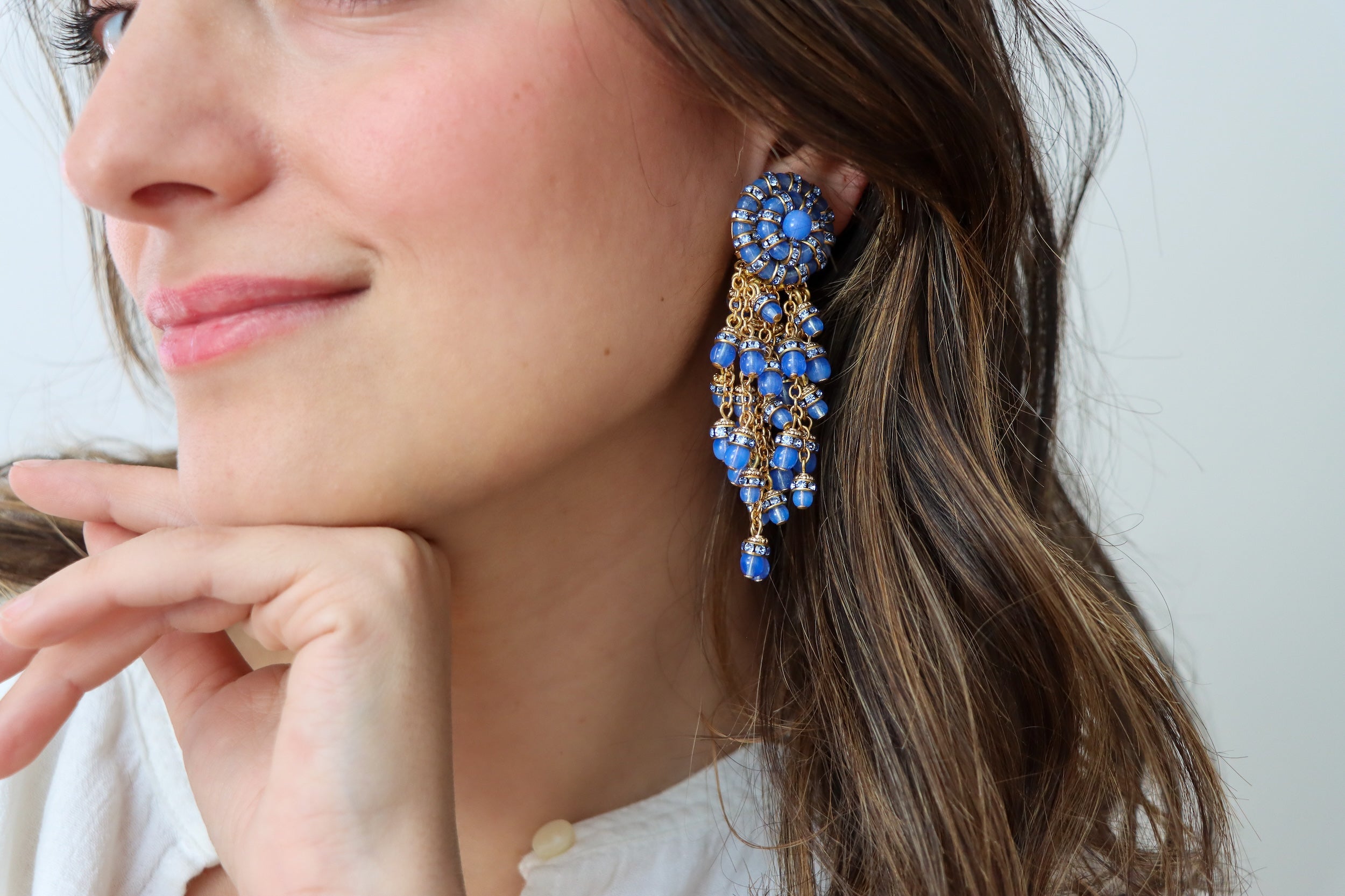 Couverture de nouvelle collection "back to  work" avec une paire de boucles d'oreilles  fermoir clip bleu calcédoine et détail argenté et rondelle de strass bleu