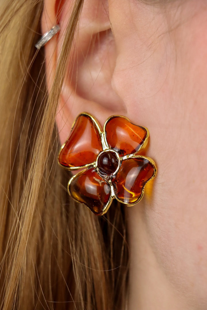 Boucles d'oreilles portée Amalfi pâte de verre topaze coulée flamme atelier Paris Françoise Montague