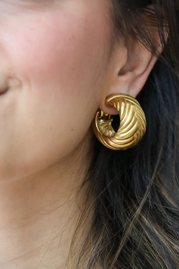 Boucles d'oreilles forme créoles doré signé Yves Saint Laurent  fermoir clip - Vintage collection 