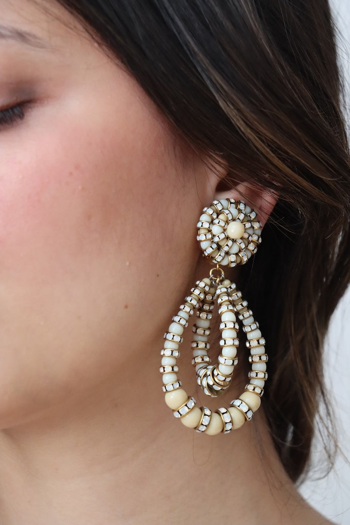 Boucles d'oreille taille moyenne en perles opaline beige et en rondelle de strass de qualité - bijou fait main 