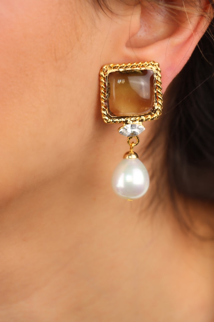 Paire de Boucles d'oreilles fantaisie en pâte de verre gris fumé et avec une perles pendantes