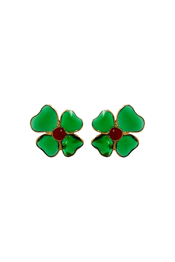 Boucles d'oreilles portée Amalfi pâte de verre emeraude transparent coulée flamme atelier Paris Françoise Montague