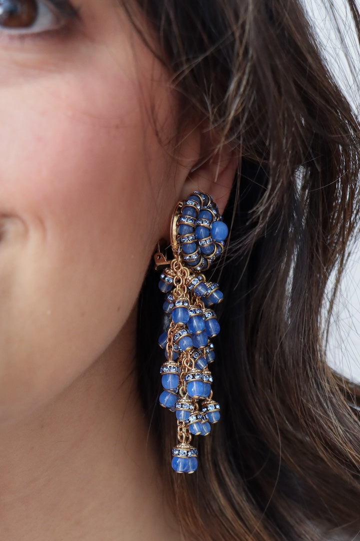 Boucles d'oreilles pendantes fermoir clip en perles et strass - couleur Bleu jean calcédoine 