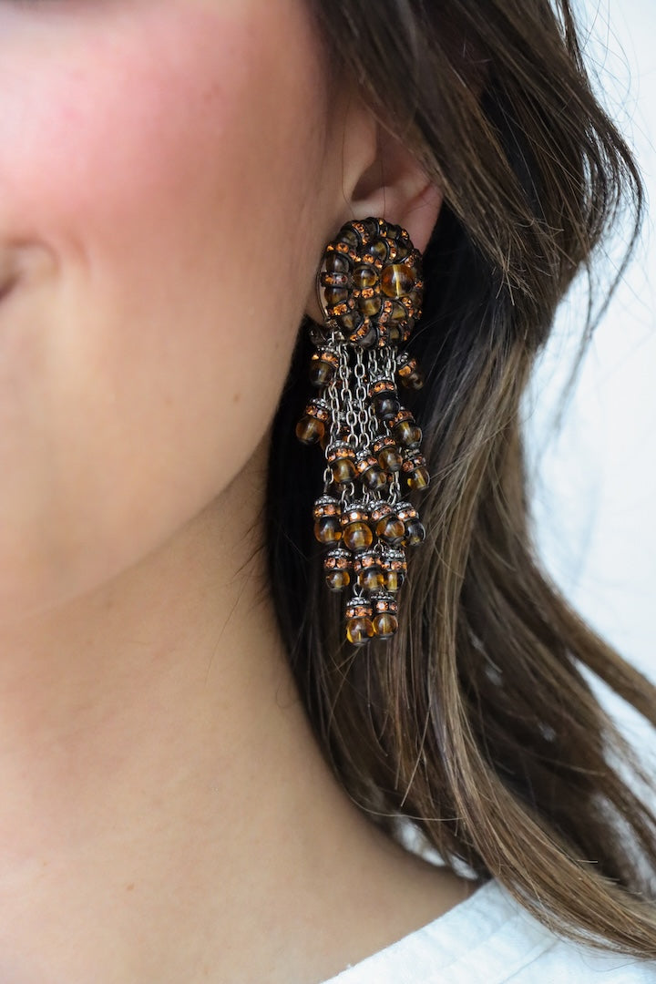 Paire de Boucles d'oreilles pendantes fermoir clip en perles et strass - couleur marron et nude 