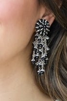 Boucles d'oreilles pendantes fermoir clip en perles et strass - couleur noir et argentée 