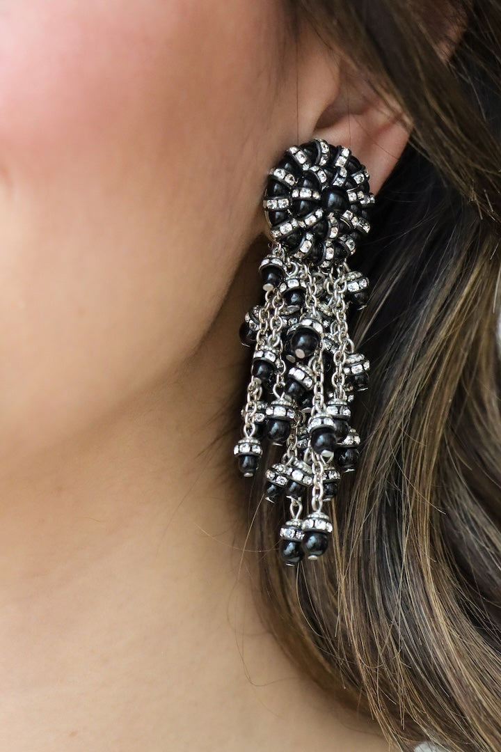 Boucles d'oreilles pendantes fermoir clip en perles et strass - couleur noir et argentée 