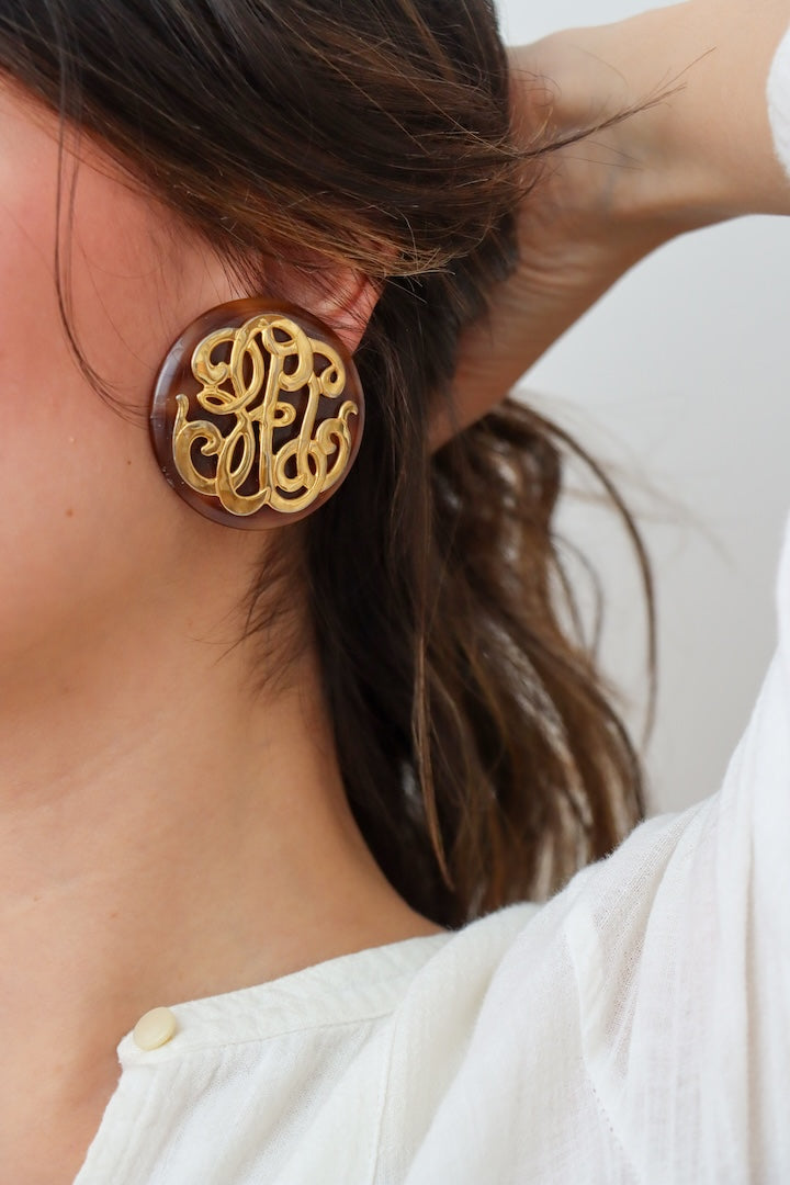 Grandes boucles d'oreilles en effet écaille et détail en doré - clip 