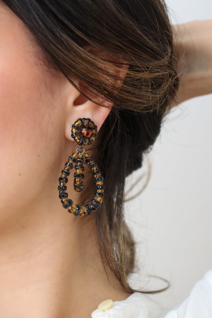 Paire de petites Boucles d'oreilles avec perles marron et rondelle de strass couleur noir -- fermoir clip 