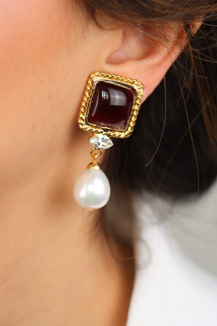 Boucles d'oreilles pendantes en pâte de verre couleur violet prune et avec une perles fantaisie made in France