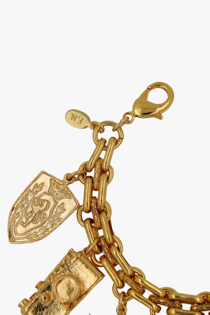 Bracelet à breloques fait main en or 24 carats avec symboles vintage, élégant et intemporel, parfait pour toute occasion.