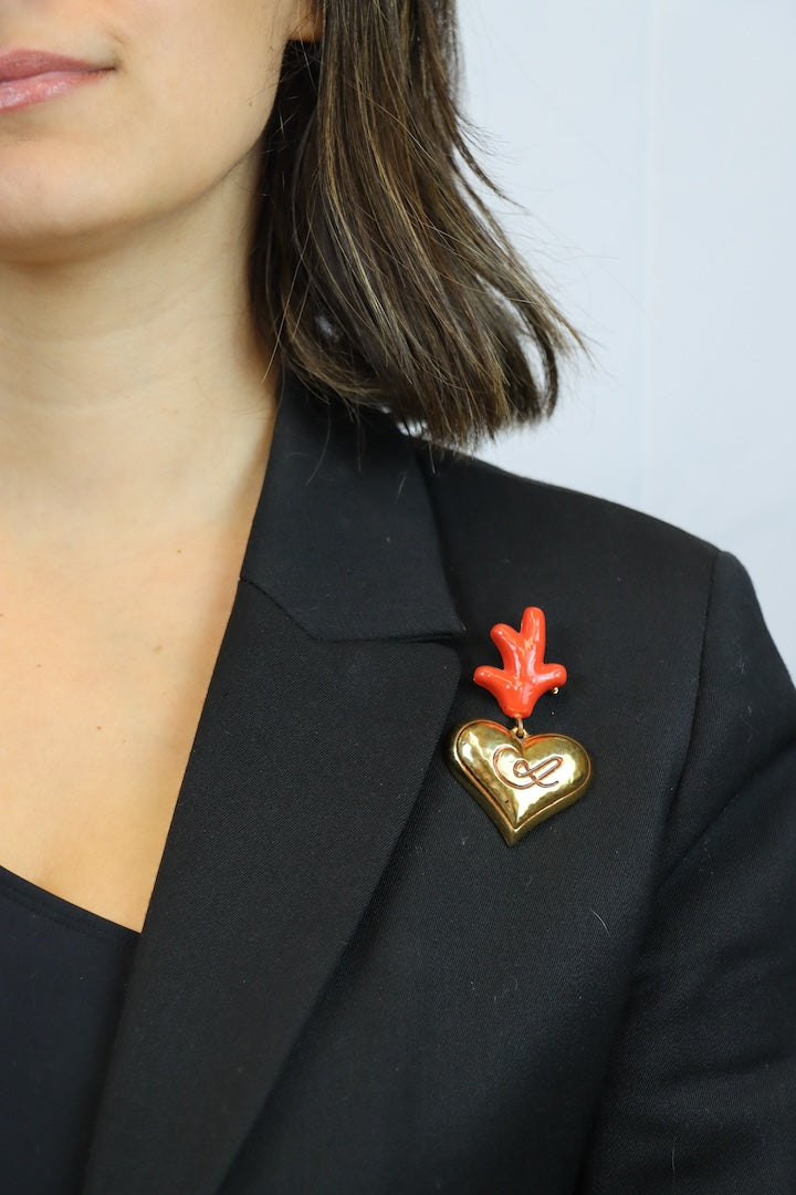 petite Broche en forme de coeur vintage dorée Christian Lacroix et détail rouge corail 