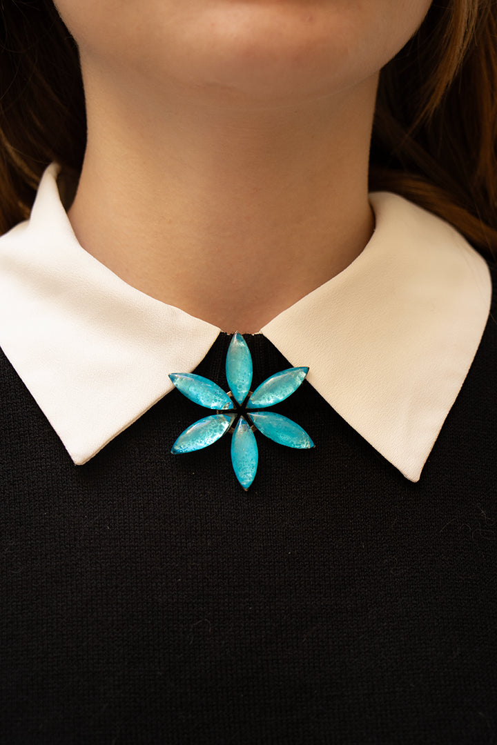 Broche en forme de fleurs bleu turquoise vintage gauthier