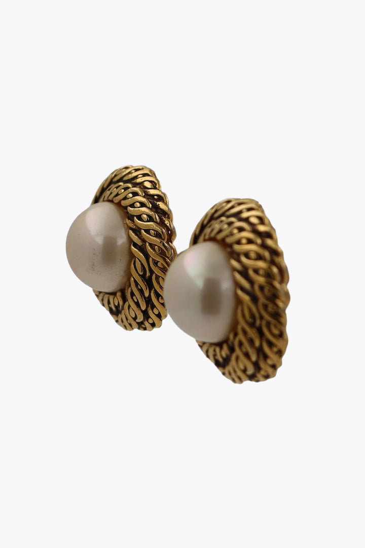Paire de Boucles d'oreilles vintage année 80 Chanel dorée et Perle - Françoise Montague
