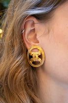 boucles d'oreilles dorée vintage de luxe maison chanel