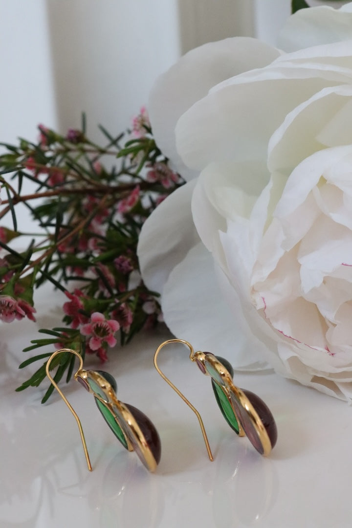 Boucles d'oreilles fantaisie abeille femme vert et violet en pâte de verre détail doré or 