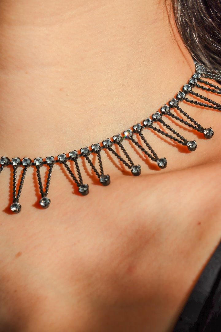 Collier géométrique noir chocker et strass blanc 