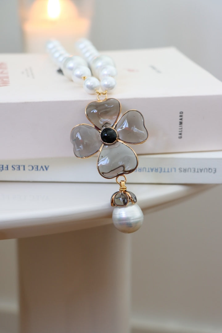 Collier de perle et en pâte de verre couleur gris fumé fabriqué à la main en France