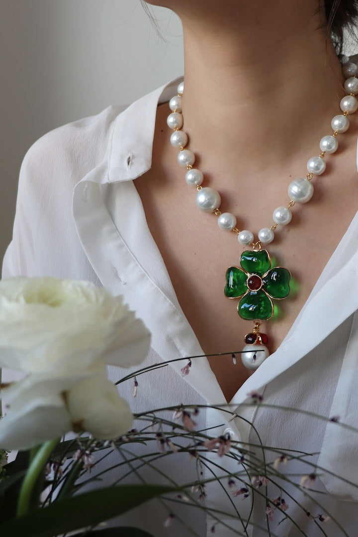 Joli Collier en pâte de verre vert émeraude et en perle blanche fait à la main - Françoise Montague 