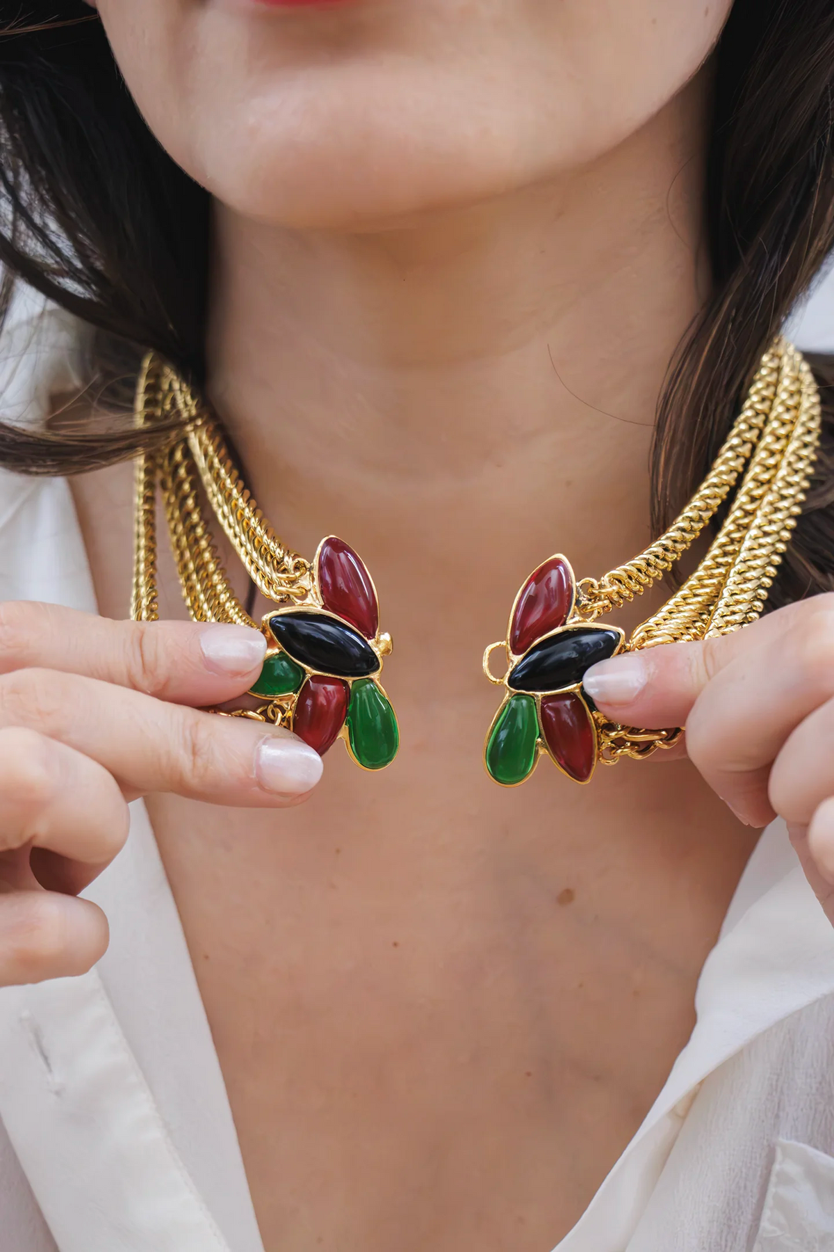 Collier Sakura, détail du fermoir en pâte de verre face à face, création Françoise Montague Paris