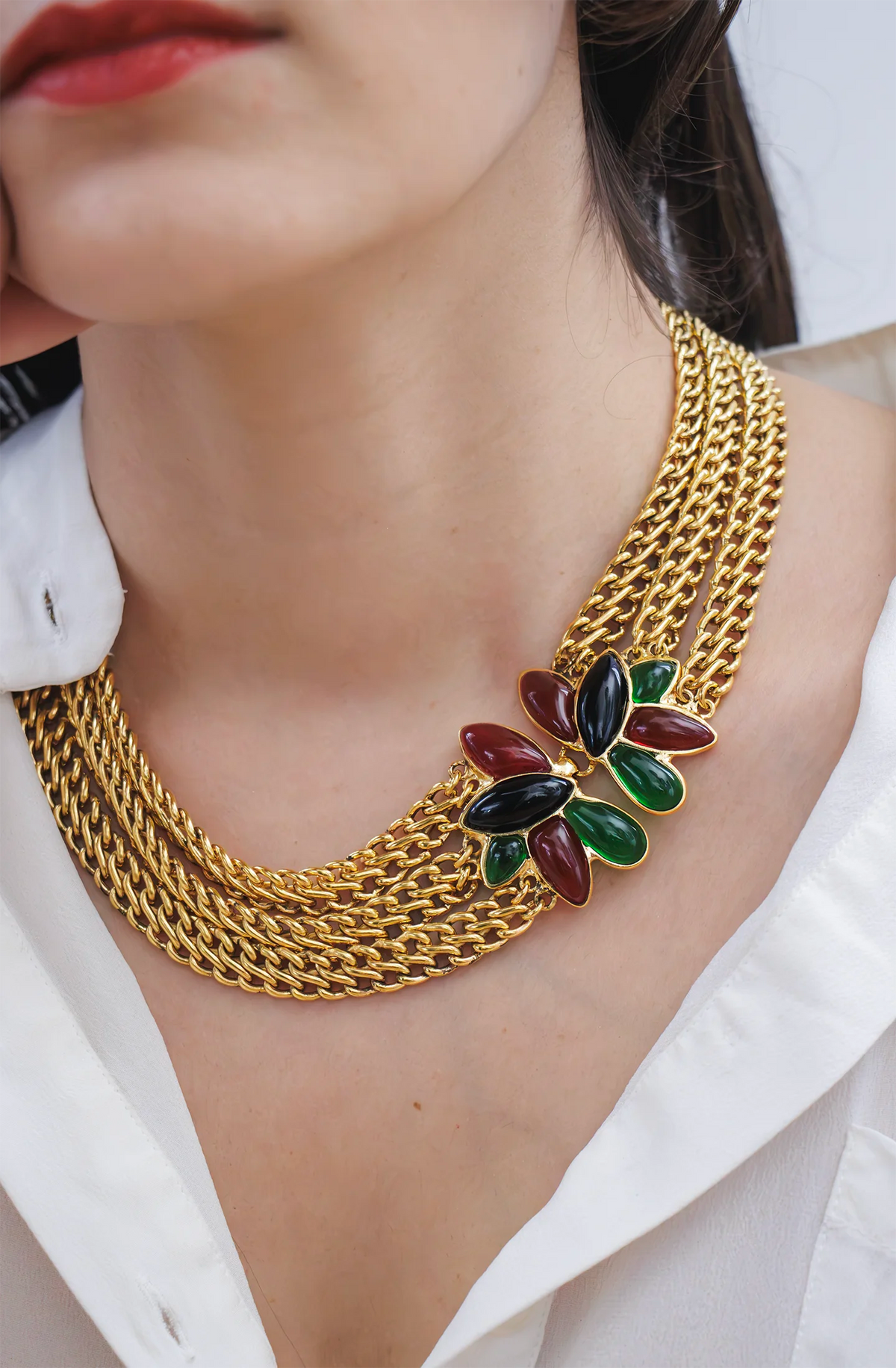 Collier Sakura Multi-Rangs noir, plastron de chaînes dorées et fleurs en pâte de verre, création Françoise Montague Paris