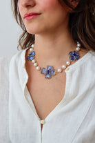 Chocker court en perles blanches et en pâte de verre coloré Bleu  - Bijou fait main en France 