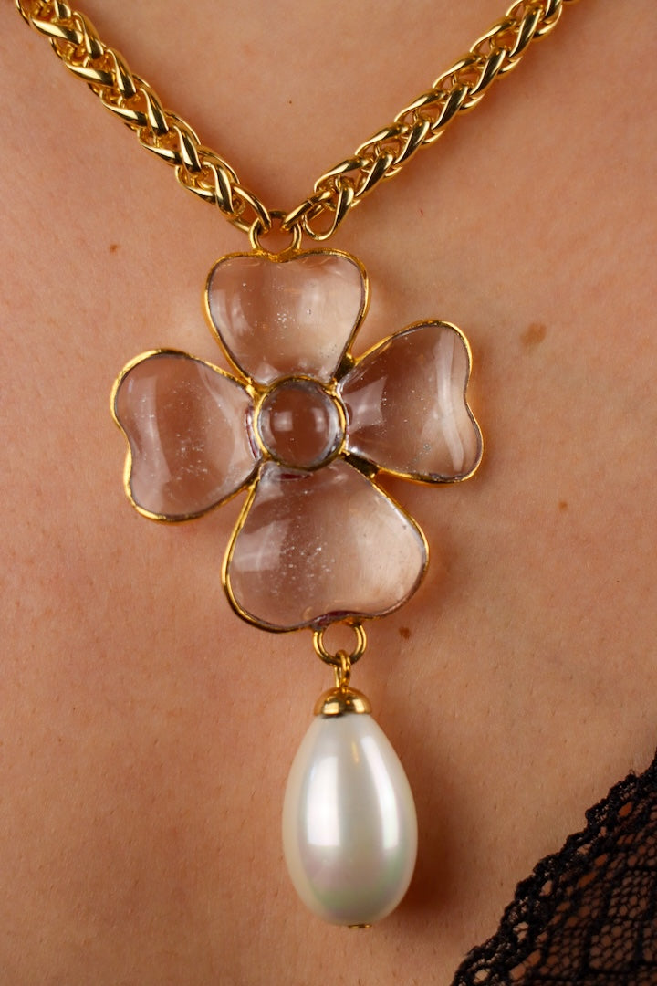 Collier pendentif en pâte de verre motif trèfle à quatre feuille cristal transparent chaîne dorée made in France 