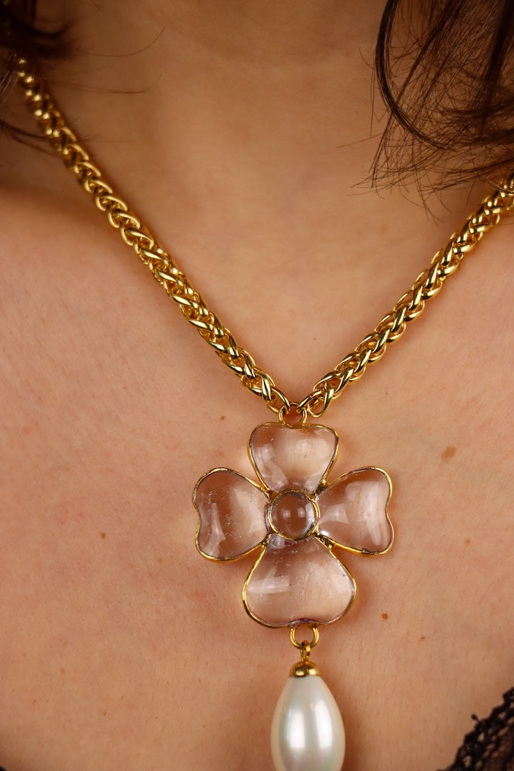 Collier pendentif en pâte de verre motif trèfle à quatre feuille cristal transparent chaîne dorée fait à la main 