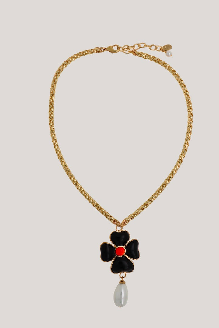 Collier femme Pendentif trèfle à quatre feuille en pâte de verre noir centre corail rouge et perles chaîne or doré