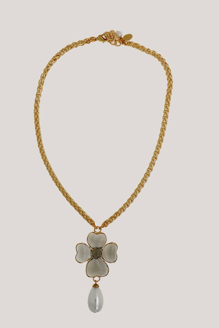 Collier femme Pendentif trèfle à quatre feuille en pâte de verre gris fumé et perles chaîne or doré