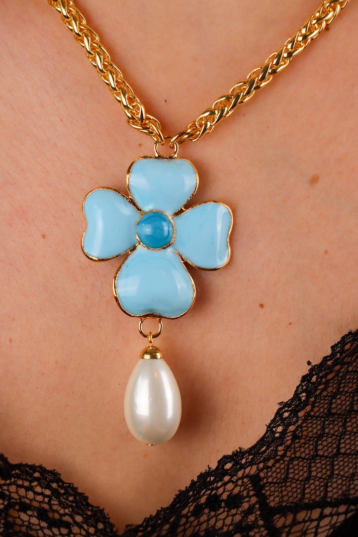 Collier pendentif en pâte de verre motif trèfle à quatre feuille bleu turquoise chaîne dorée bijou fait main 