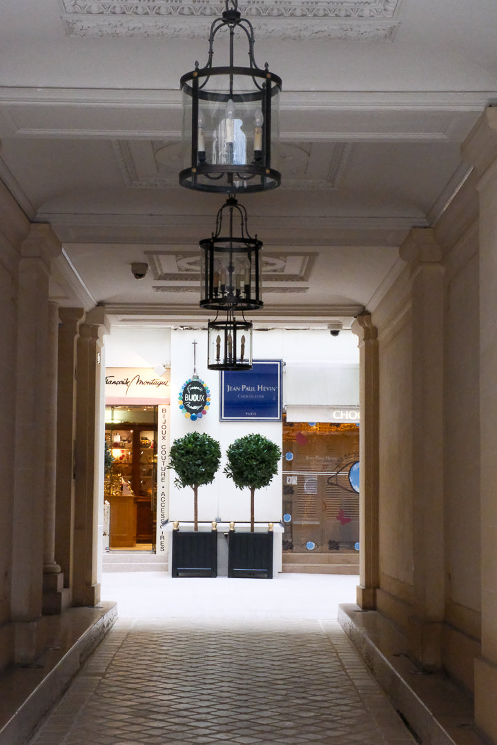 Cour intérieure de l'immeuble de la Maison, rue Saint-Honoré, où se trouve l'atelier.
