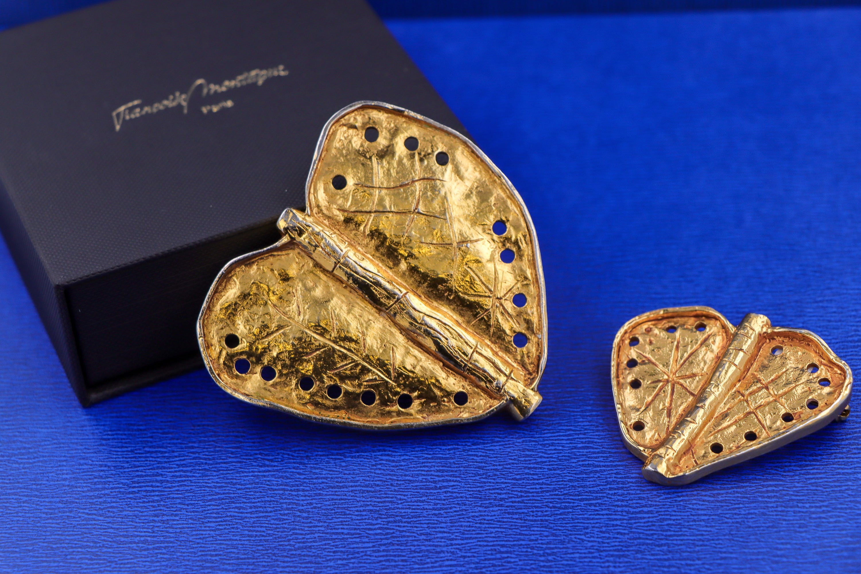 Broche cœur Christian Lacroix dans son écrin Françoise Montague, pièce de collection prête à offrir ou à transmettre.