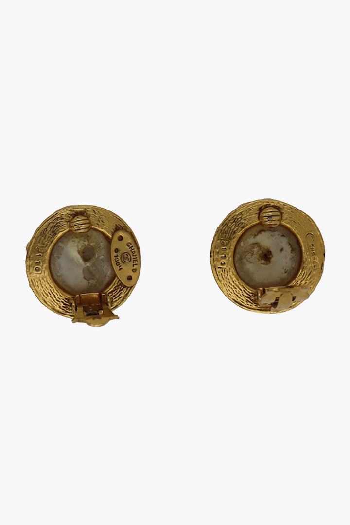 Boucles d'oreilles dorée Chanel détail de Sepent et perle - Françoise Montague
