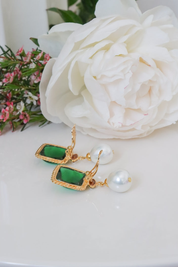 Boucles d'oreille fermoir clip dorée et vert emeraude françoise montague 