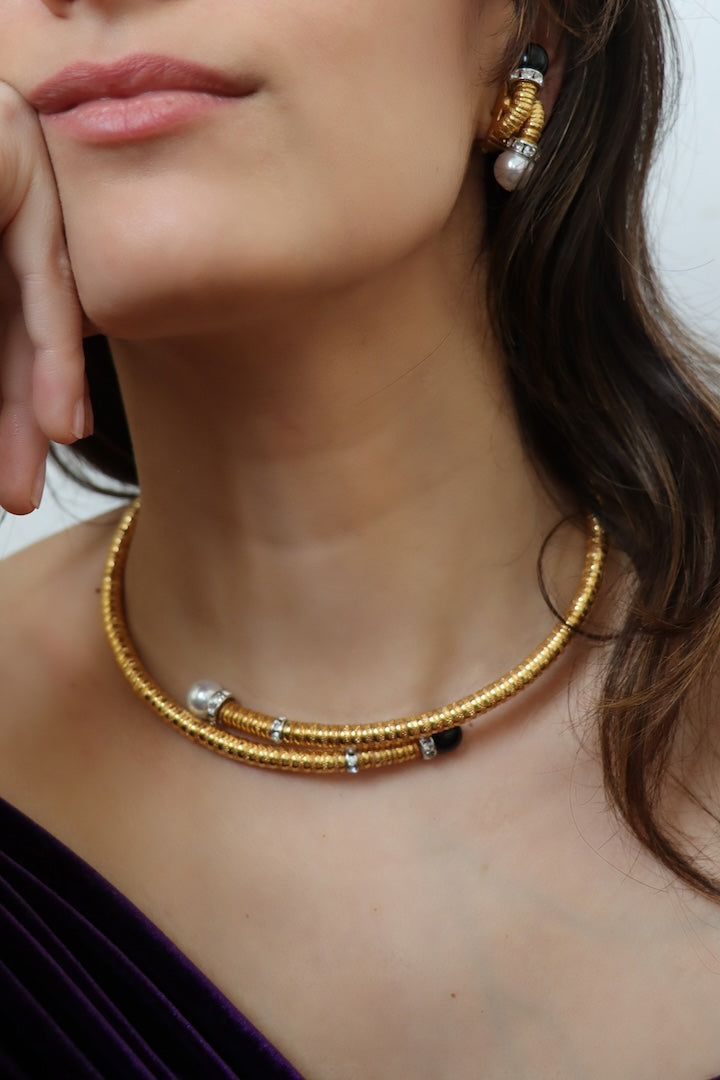 Boucles d'oreilles doré ornée de perles noires et blanches et son collier assorties bijoux fait main en France