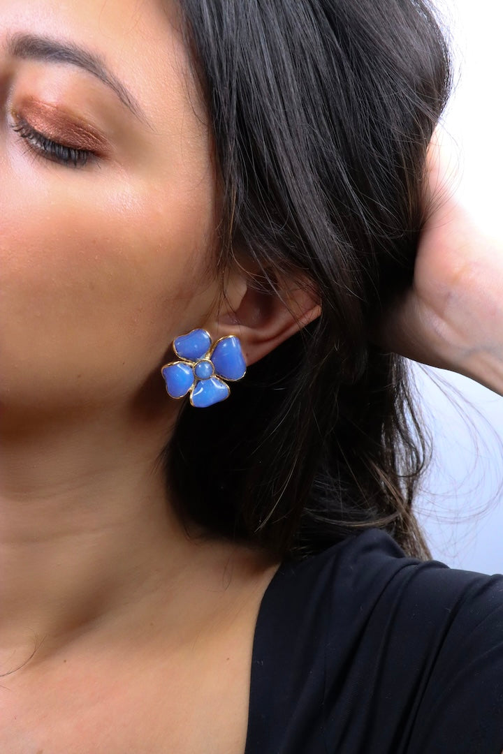 Zoom Boucles d'oreilles portée Amalfi pâte de verre Bleu jean coulée flamme atelier Paris Françoise Montague