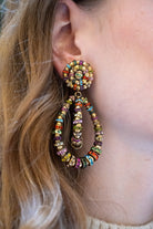 Boucles d'oreilles pendantes de taille moyenne en perles dorée et rondelle de strass multicolore bijou de haute fantaisie 