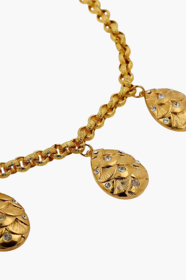 Collier doré avec des détails de gouttes 