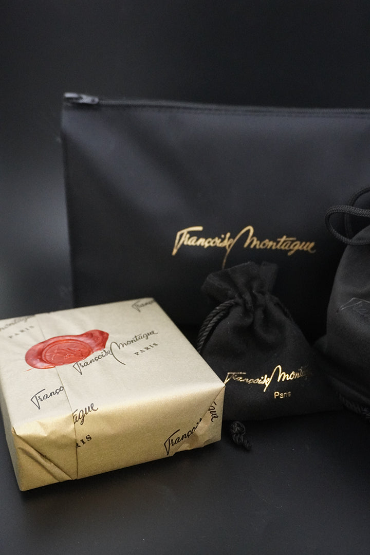 1Cachet de cire grenat aux armes de la Maison Françoise Montague, reflet chaud sur noir Paris depuis 1945. Pochette cadeau