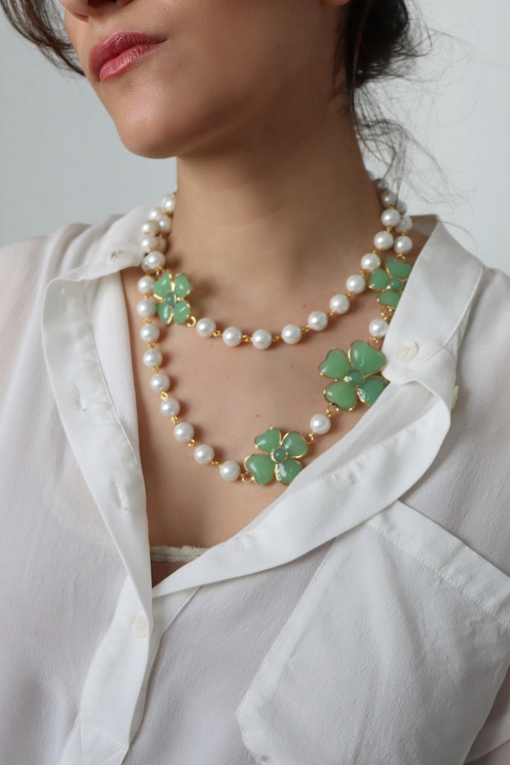 Sautoir en perles et pendentif trèfle en pâte de verre vert - fait à la main 