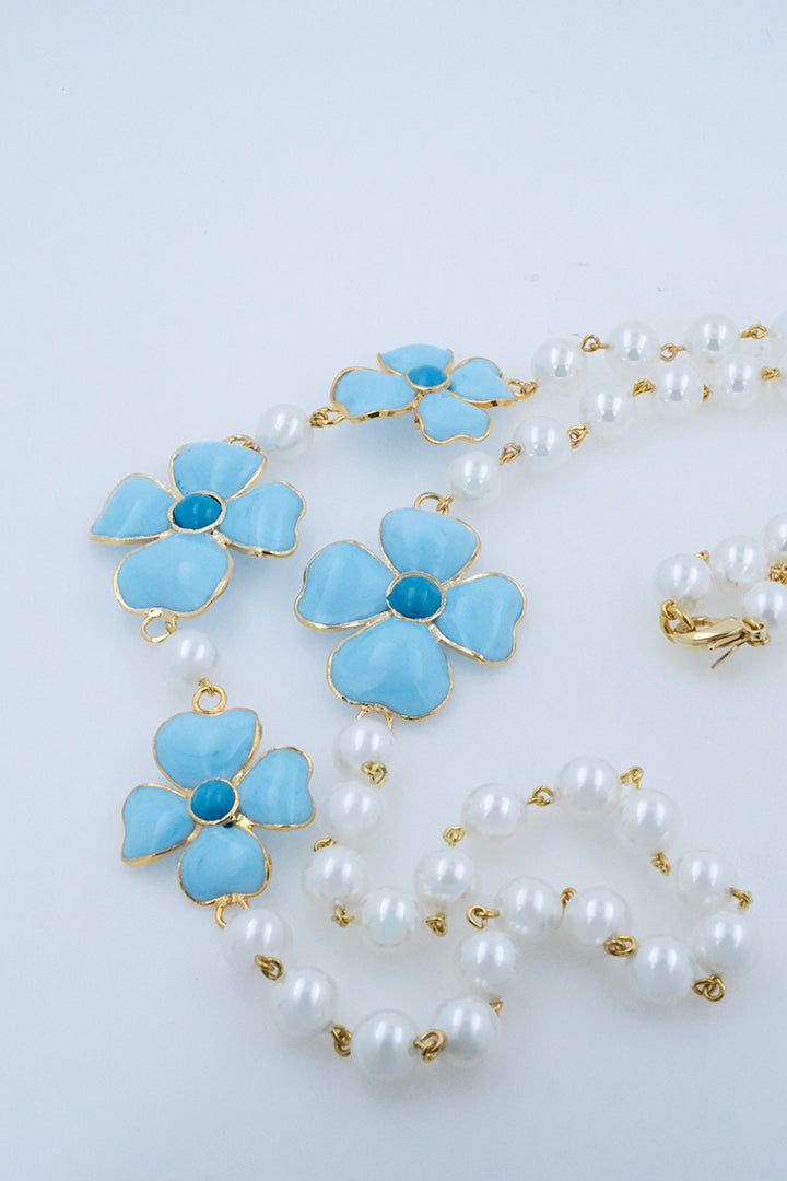 Sautoir en pâte de verre motif trèfle à quatre feuille turquoise et perles blanches fantaisie 