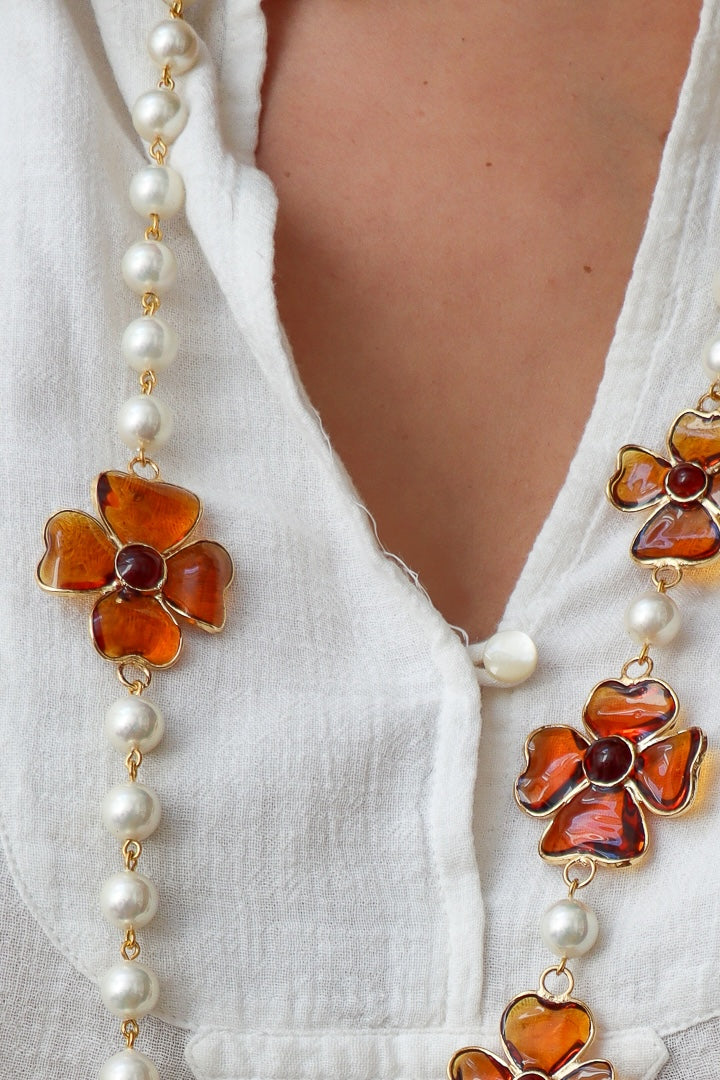 Long Collier en perles blanche fantaisie et motif trèfle en pâte de verre fait à la main 