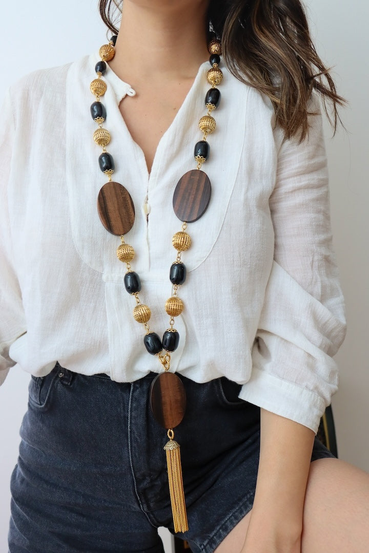 Collier Long Sautoir en perles noir, détail de bois et détail doré - bijou fantaisie de luxe fait à la main en France - FM