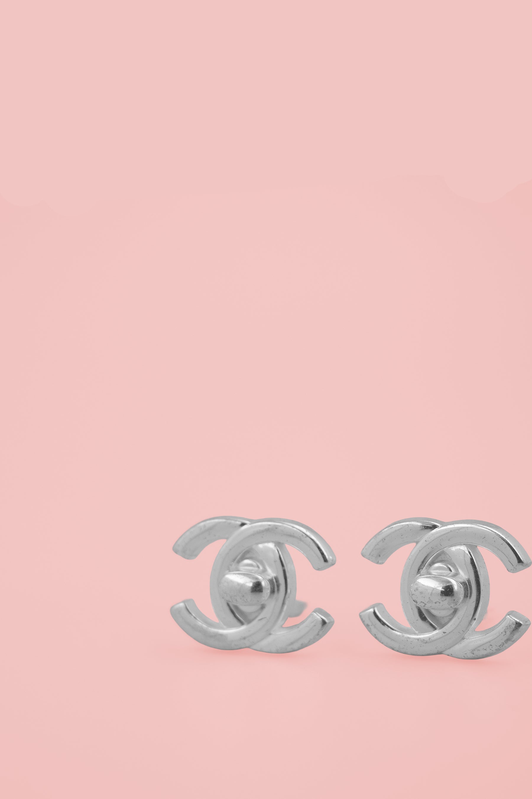 boucles d'oreilles vintage argentée de la maison de luxe Chanel clip