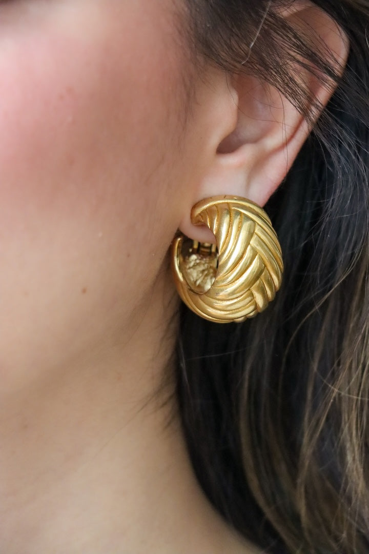Boucles d'oreilles Vintage en forme de créole signées Yves Saint Laurent paris doré - Pièce unique collection Vintage 