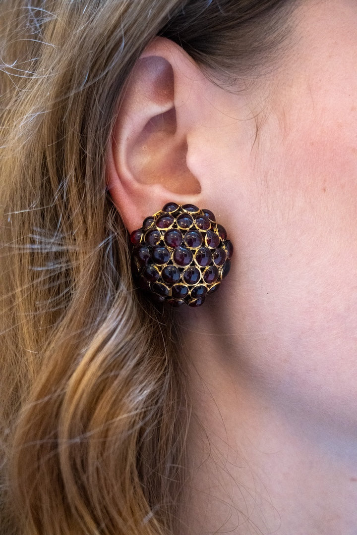 Boucles d'oreilles clip vintage chanel gripox en verre bordeau et dorée 